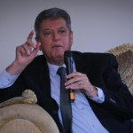 Foto: Duta Besar Palestina untuk Indonesia, Zuhair Al-Shun (tengah) memberikan keterangan keterangan terkait perkembangan Palestina terkini di Kedutaan Besar Palestina di Kedutaan Besar Palestina, Jakarta, Selasa (10/10/2023). (CNBC Indonesia/Faisal Rahman)